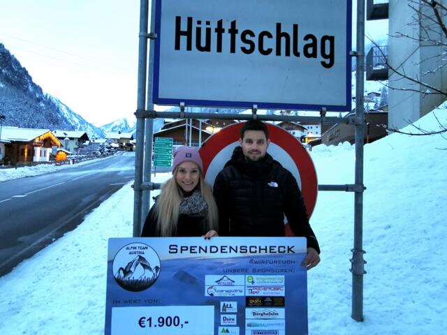 Vereinsmitglieder überbrachten den Spendenscheck persönlich.