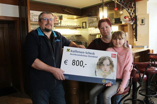 Franz Hannerer und Manuela Mitter spenden 800 Euro für Vanessa aus Pfarrkirchen.