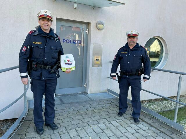 Mit einem Defibrillator reanimierten die Gruppeninspektoren Arnold Kertelics (links) und Erich Pomper einen Notfallpatienten.