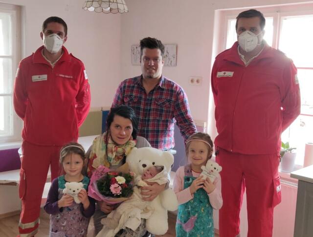 Besuch zu Hause: Die Rettungssanitäter Michael Gupper (links) und Peter Marzi mit der fünfköpfigen Familie