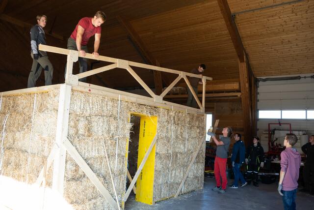 Die Schülerinnen und Schüler der Abschlussklasse beschäftigten sich im Rahmen einer Exkursion mit dem Thema „Das Haus aus Strohballen“.  | Foto: HLBLA St. Florian