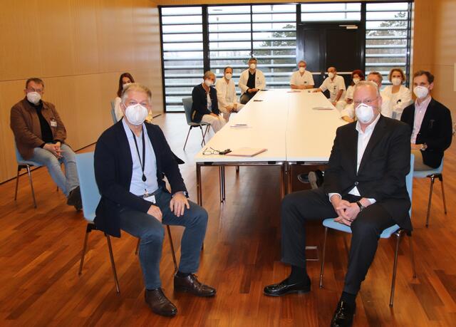 Bei der letzten Primarärztesitzung des vergangenen Jahres wurde Primar Martin Schwarz (rechts) vom Ärztlichen Direktor Christian Cebulla und seinen Primarärzte-KollegInnen verabschiedet.  | Foto: LK Mistelbach