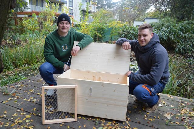 Gabriel Kuthy und Valentin Skokan (v.l.) sind mit ihrem "Wiener Wurmkistl" auch auf Facebook aktiv. | Foto: Wiener Wurmkistl