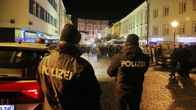 Vergangene Woche kam es bei sogenannten "Corona-Spaziergängen" in Linz und Vöcklabruck zu zahlreichen Anzeigen. In Linz wurde die für Freitag geplante Veranstaltung nun behördlich untersagt.