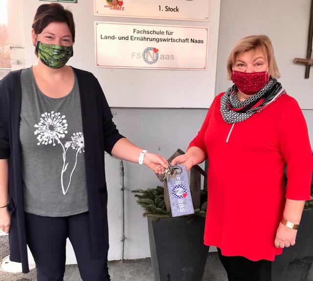 Die bisherige Schulleiterin der FS Naas Theresia Zünterl (re.) übergab die Schulschlüssel an Andrea Marchat (li). | Foto: KK