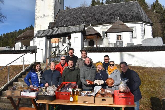 Das Organisationsteam der traditionellen „Sautoni-Versteigerung“ – hier am Foto im vergangenen Jahr – hat heuer entsprechend der Situation eine Online-Variante erstellt