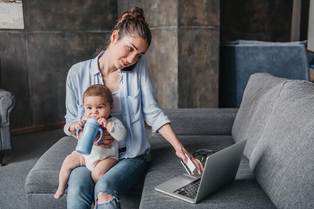 94 Prozent der Alleinerziehenden sind Frauen, jedes vierte Kind in Österreich wächst in einem Eineltern-Haushalt auf, mit 15 Arbeitsstunde am Tag gehören Alleinerzieherinnen laut Studie der Arbeiterkammer zu jenen, die am meisten arbeiten. Trotzdem ist jede zweite Mutter armutsgefährdet, das waren vor der Pandemie nur 40 Prozent.