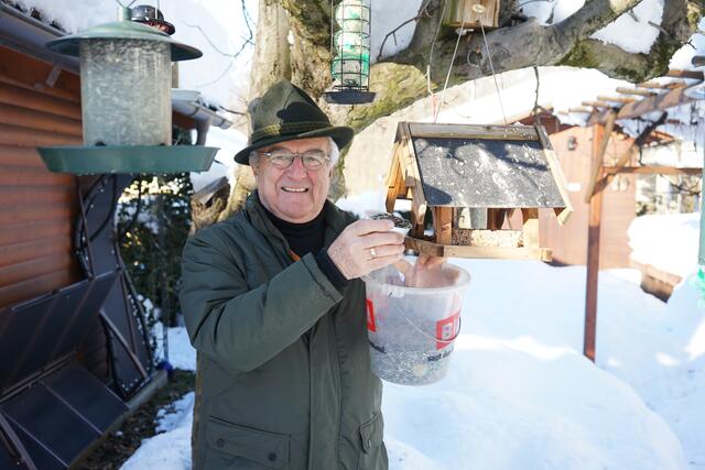 Arnulf Aichholzer in seinem Garten - im Winter füllt er zahlreiche Futterhäuschen auf.  | Foto: Foto: RMK 