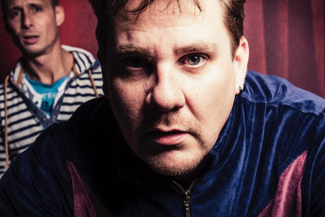 Der Leiter des Off-Theater, Alex Linse, (vorne im Bild), zeigt sich über die Absage der Förderung vom Bund enttäuscht.