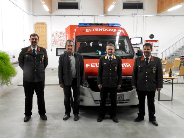 Dem wiedergewählten Kommandanten Udo Boandl (links) und seinem Stellvertreter Joachim Granitz (rechts) gratulierten Bürgermeister Josef Pfeiffer (2. von links) und Abschnittsinspektor Günther Holler. | Foto: Feuerwehr Eltendorf