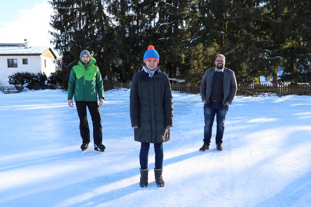 Heimo Greyer, Claudia Micheler und Gerald Lauchart (von links) auf der Eisfläche direkt in der kleinen Ortschaft Muschk bei Passering.