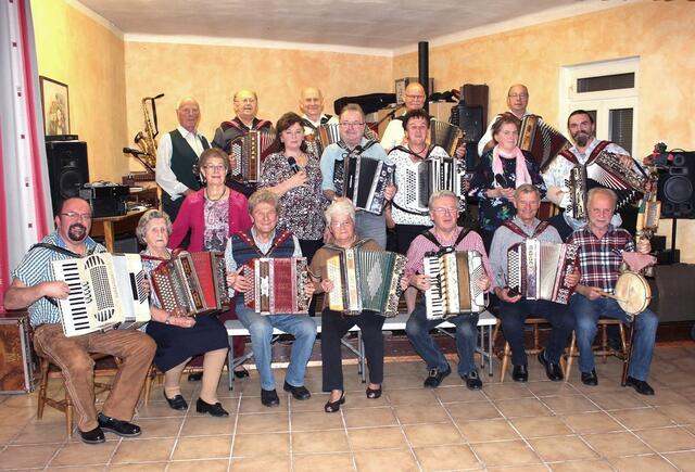 Leo Teufl (1.v.r.) freut sich wieder auf das gemeinsame Musizieren beim "Krummnußbaumer Musistammtisch". | Foto: Teufl