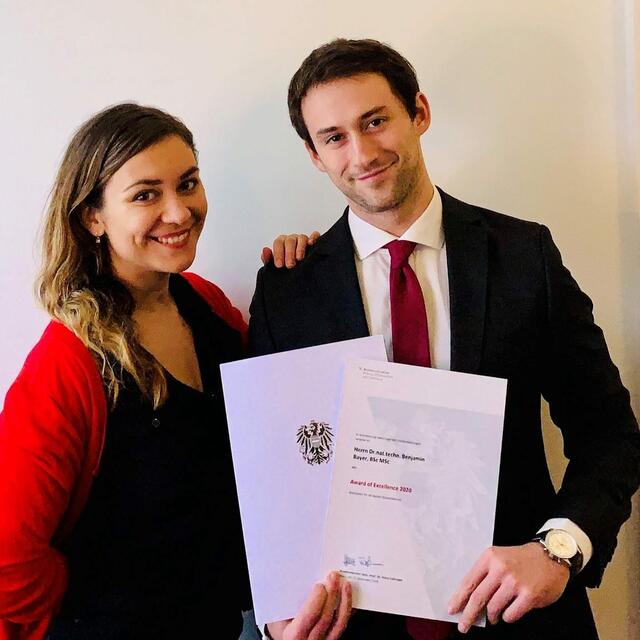 Benjamin Bayer zeigt stolz seine Urkunde her.