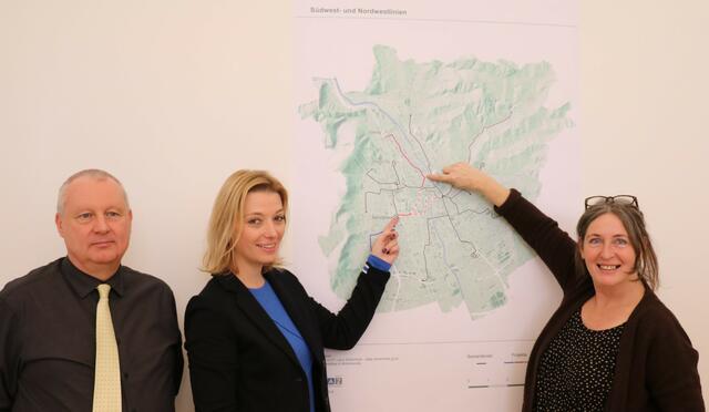 Vor zwei Jahren präsentierten Elke Kahr, Barbara Urban und Martin Bauer (v.r.) die Ausbaupläne für die Straßenbahn.