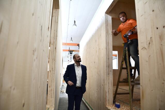 Geschäftspartner von Eco Box Home Rene Cruzik mit einem Mitarbeiter zwischen den einzelnen Modulen | Foto: Karin Kerzner