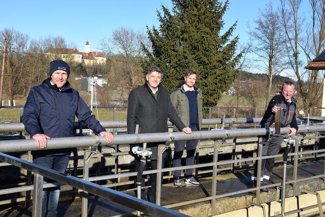 Bei der Kleinkläranlage in Weinburg (v. l. n. r.:) Georg Helmut Pollak, Bgm. Gerhard Rohrer, Rene Frank und Günther Pölzl. 