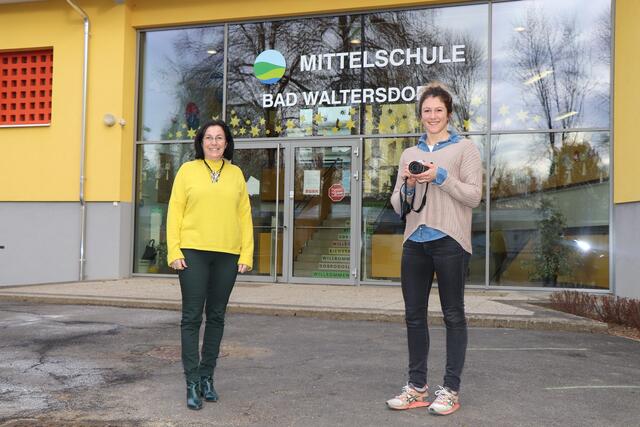 Dir. Helga Nistelberger (l.) mit Julia Gerngross, die maßgeblich für die Produktion des Films über die MS Bad Waltersdorf verantwortlich zeichnet.