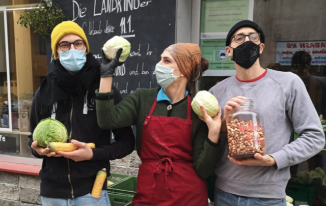 Benedikt Strasser, Nina Strasser und Stefan Rom sind auch mit Mund-Nasen-Schutz zweifelsfrei zu erkennen. | Foto: Landkind