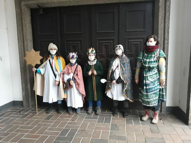 Mit den Worten "Gott passt immer auf Sie auf!" haben die Sternsinger ihre Aufkleber an Türrahmen im ganzen Pfarrgebiet angebracht.