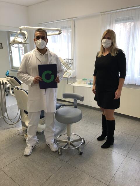 v.l.n.r. Dr. Khalil Alhello (Zahnarzt) und Michaela Erasim (Leiterin ÖGK-Kundenservice Mistelbach)
