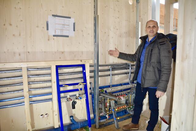 Leopold Kasseckert erklärt die Technik im Badezimmer | Foto: Karin Kerzner
