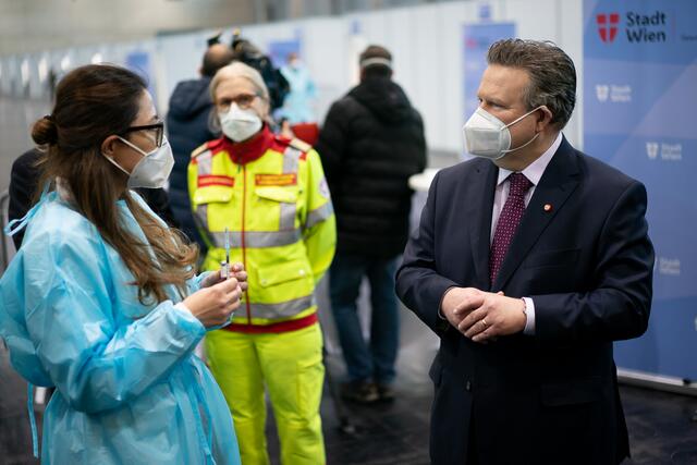 Bürgermeister Michael Luwdig (SPÖ) eröffnete am Freitag die Impfaktion in der Messehalle.