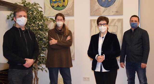 Schulterschluss (v.l.): SPÖ-Fraktionsobmann Andreas Löhr, Stadträtin Sonja Pickhardt-Kröpfel (Grüne), Bürgermeisterin Elisabeth Kölblinger (ÖVP) und Stadtrat David Binder (FPÖ).