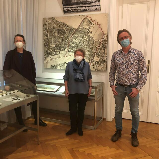 Lena Köhler, Maria Ettl und Bezirksvorsteher Martin Fabisch (v.l.n.r.) im Bezirksmuseum der Josefstadt. | Foto: Grüne Josefstadt (BV8)