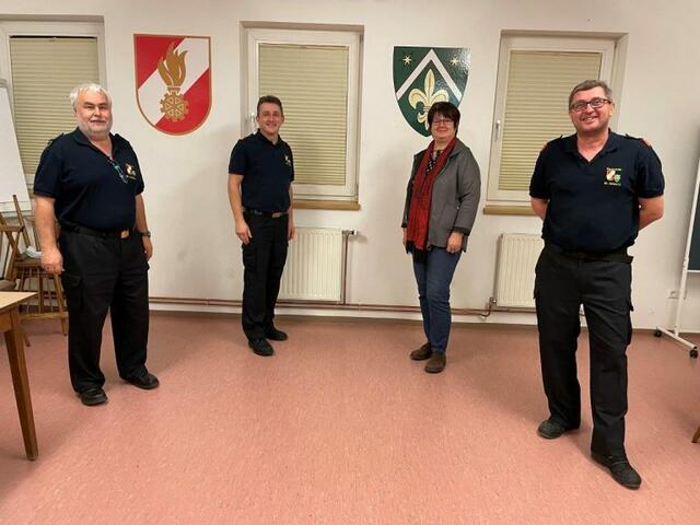 Leiter des Verwaltungsdienstes Christoph Prommer, Kommandant Gerald Buder, Bürgermeisterin Waltraud Stöckl, Kommandant-Stv. Wolfgang Moser.
 | Foto: FF-St. Anton/J.