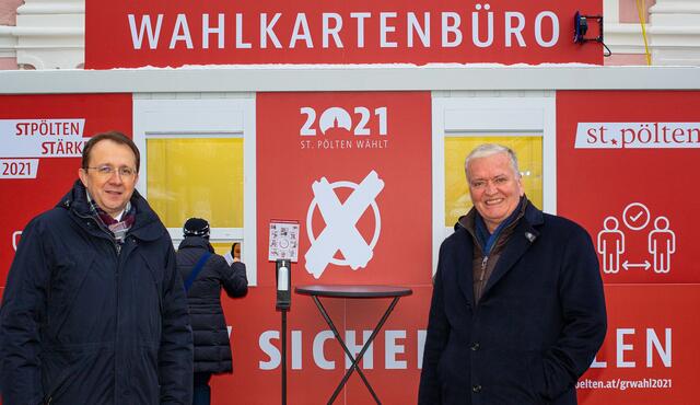 LHStv. Franz Schnabl wählt im St. Pöltner Wahl-Dorf.