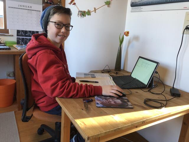 Lauri hat sich's im Home Schooling gemütlich gemacht.