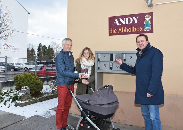 Heinz Scharl mit Tochter Anna und Enkelin Laura zeigen Bürgermeister Mag. Matthias Stadler die neue Abholbox vor ihrem Geschäft.  | Foto:  Josef Vorlaufer