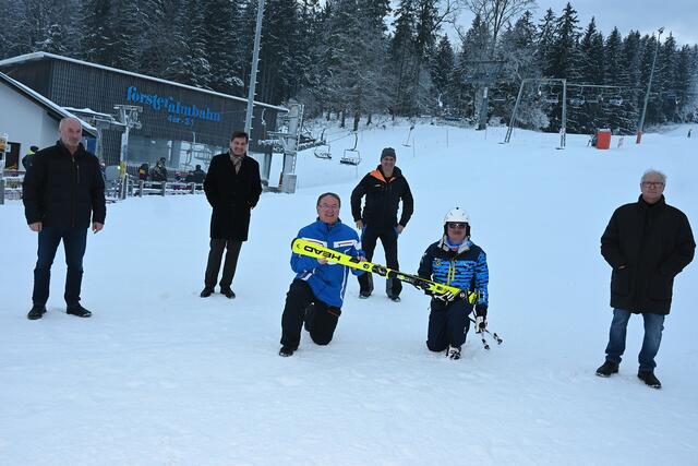 Die Eigentümervertreter der Ennstal-Ybbstal Infrastruktur GmbH sind froh über den Saisonstart im Familienskigebiet Forsteralm: Bürgermeister Johann Lueger (Opponitz), Bürgermeister Werner Krammer (Waidhofen an der Ybbs), Nationalratsabgeordneter Johann Singer (Ennstal-Ybbstal Infrastruktur GmbH), Geschäftsführer Herbert Zebenholzer (Forsteralm Königsberg Betriebs GmbH), Bürgermeister Gerhard Lueger (Ybbsitz) und Bürgermeister Günther Kellnreitner (Gaflenz) (v.l.). | Foto: eisenstraße.info