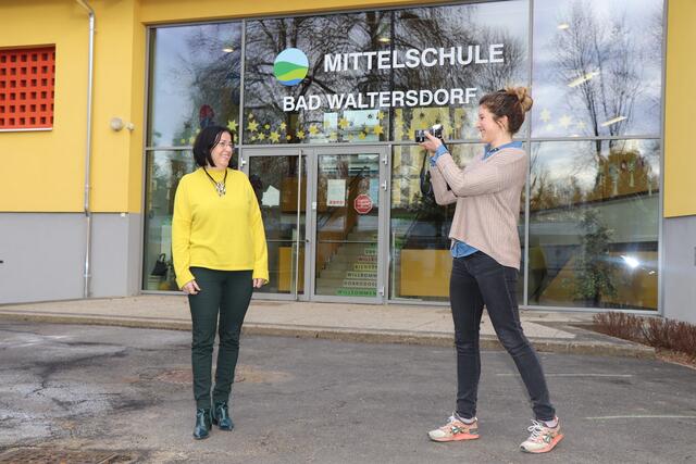 Dir. Helga Nistelberger (l.) mit Julia Gerngross, die maßgeblich für die Produktion des Films über die MS Bad Waltersdorf verantwortlich zeichnet.