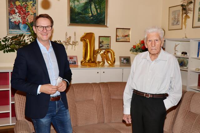 Den 100. Geburtstag gefeiert: Bürgermeister Marcus Martschitsch gratulierte Regierungsrat Hans Schalk zum Runden.