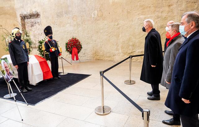 Bürgermeister Klaus Schneeberger und auch Wiener Neustadts SPÖ-Chef Rainer Spenger verabschiedeten sich in St. Peter an der Sperr. Natürlich waren auch die anderen politischen Vertreter anwesend.