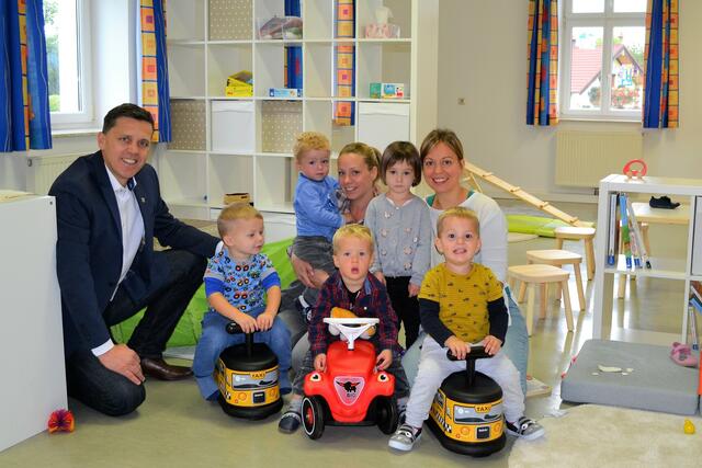 Bürgermeister Wolfgang Gerner (l. außen) stattete dem Kindernest in Pfaffstätt einen Besuch ab.