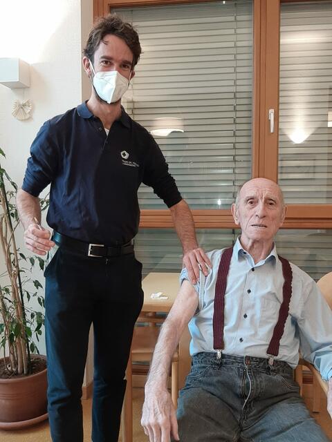 Dr. Lutz und Bewohner Herr Matkey nach der Impfung im Pfegeheim St. Martin in Aldrans.