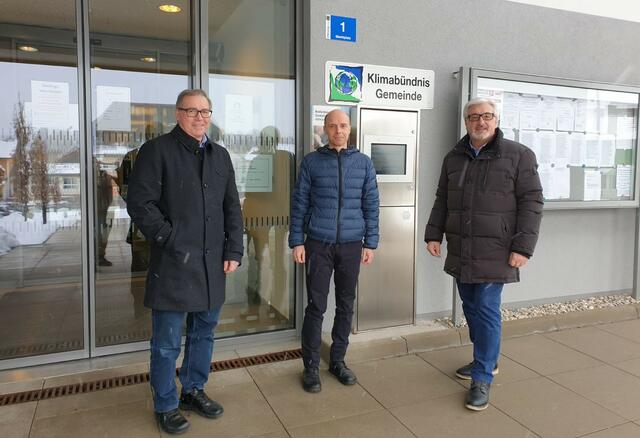 Amtsleiter Herbert Zweimüller, Klimabündnis-Koordinator Michael Hörmandinger und Bürgermeister Friedrich Neuhofer (v.l.). | Foto: Foto: Gemeinde Ottnang