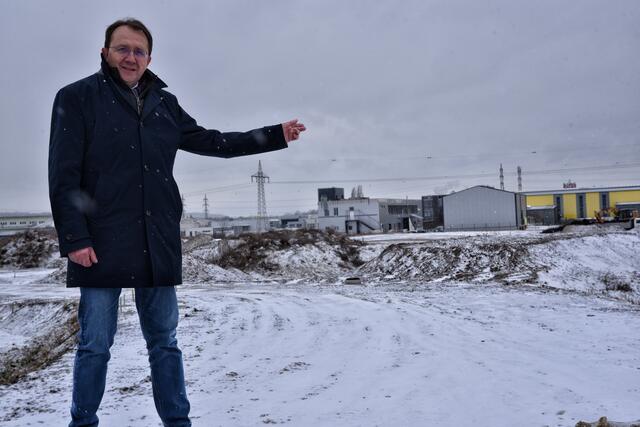 Bürgermeister Stadler vor dem Betriebsgebiet Ratzersdorf