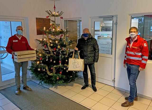 Gabi & Gerald Weber bei der Übergabe an die Dienstmannschaften beim Roten Kreuz Waidhofen/Ybbs.