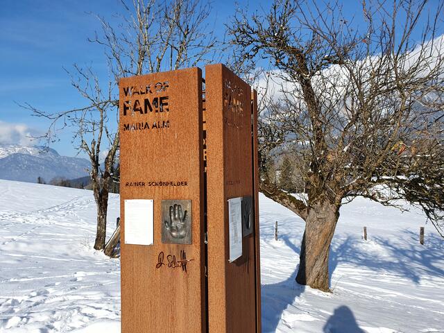 Der Walk of Fame in Maria Alm mit den Handabdrücken und ihren Signaturen der Skilegenden