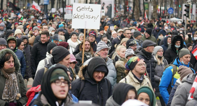 Tausende Anti-Coronamaßnamen-Demonstranten gingen am Samstag auf die Straße, um gegen die Regierung und die Maßnahmen zu protestieren.