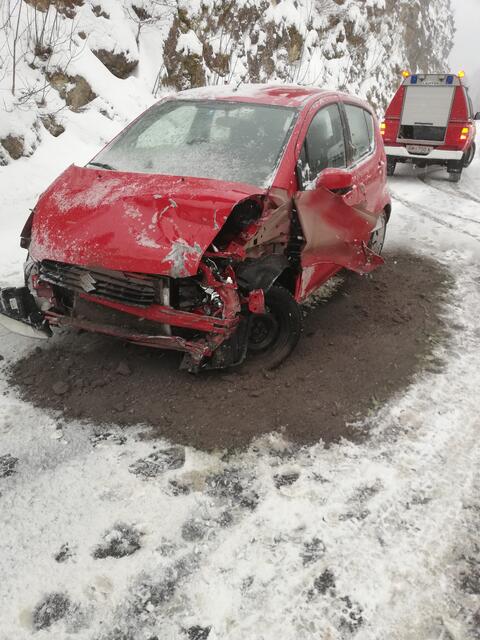 Eines der verunfallten Fahrzeuge nach dem Vorfall auf der B145 nahe Lauffen.