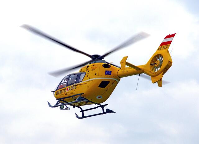 Der Verletzte wurde mit dem Rettungshubschrauber ins Salzkammergut-Klinikum Vöcklabruck geflogen.