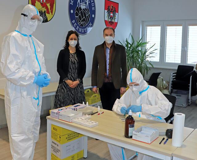 LR Leonhard Schneemann besuchte die Teststation im Gemeindeamt Bernstein.