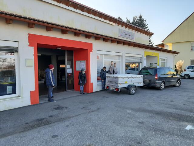 Helfer aus Güttenbach beim Entladen der Sachspenden ihrer Hilfsaktion | Foto: Foto: T. König