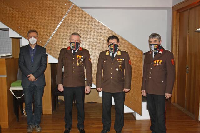 Der wiedergewählte Bildeiner Kommandant Emmerich Zax (2. von rechts) mit Vbgm. Lorenz Fabsits, Kommandant-Stellvertreter Claus Gratzer und Bgm. Walter Temmel (von links).