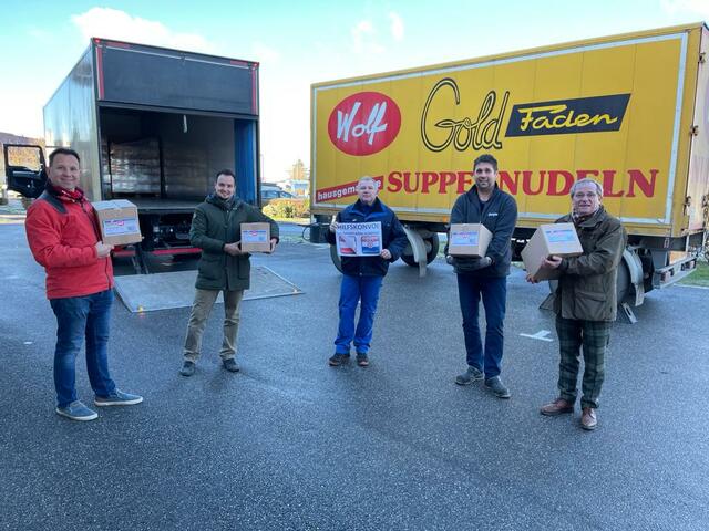 Thomas König, Thomas Lagler, Kurt Luisser, Manfred Ehrenhöfler und Joachim Wolf beim Beladen in Rudersdorf. | Foto: C. Schulter