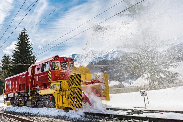 Auch die neue Hochleistungsschneeschleuder der ÖBB kam bei der Räumung der Arlbergbahnstrecke zum Einsatz (Symbolbild).